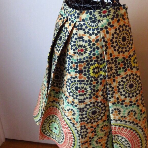 Lucian Matis runway skirt, stiffed material in perfect condition, rigid fabric. - Picture 7 of 7